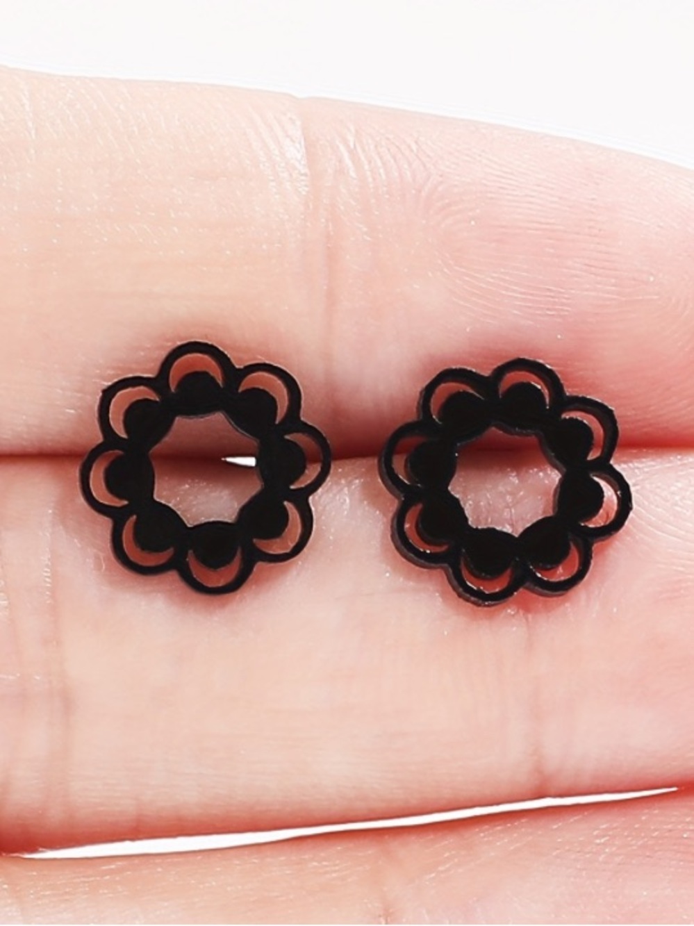 Black Scalloped Wreath Flower Stud Earrings